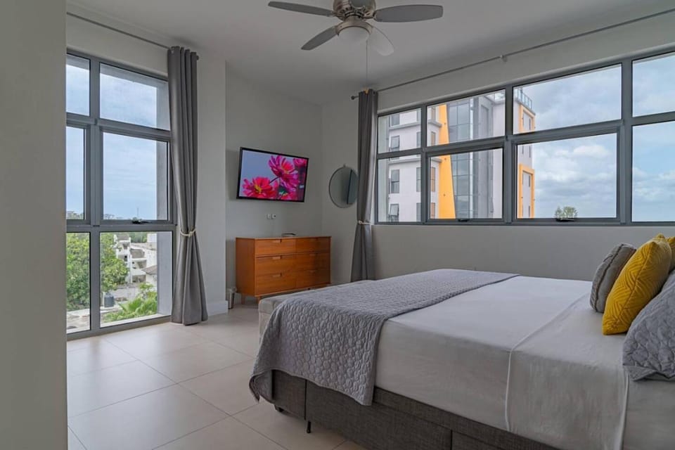Bed, TV and multimedia, Photo of the whole room, Bedroom