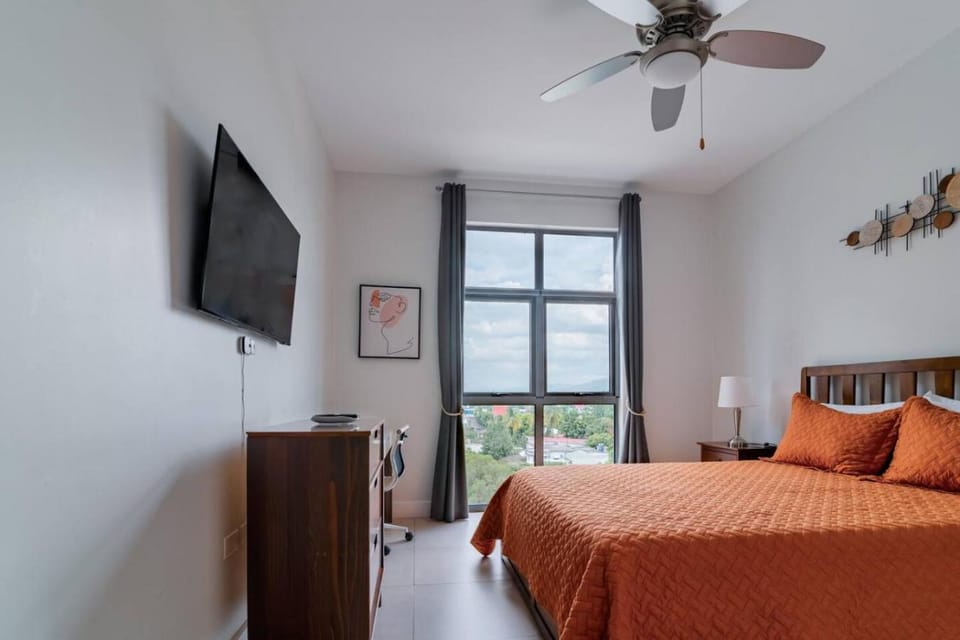 Bed, TV and multimedia, Photo of the whole room, Bedroom