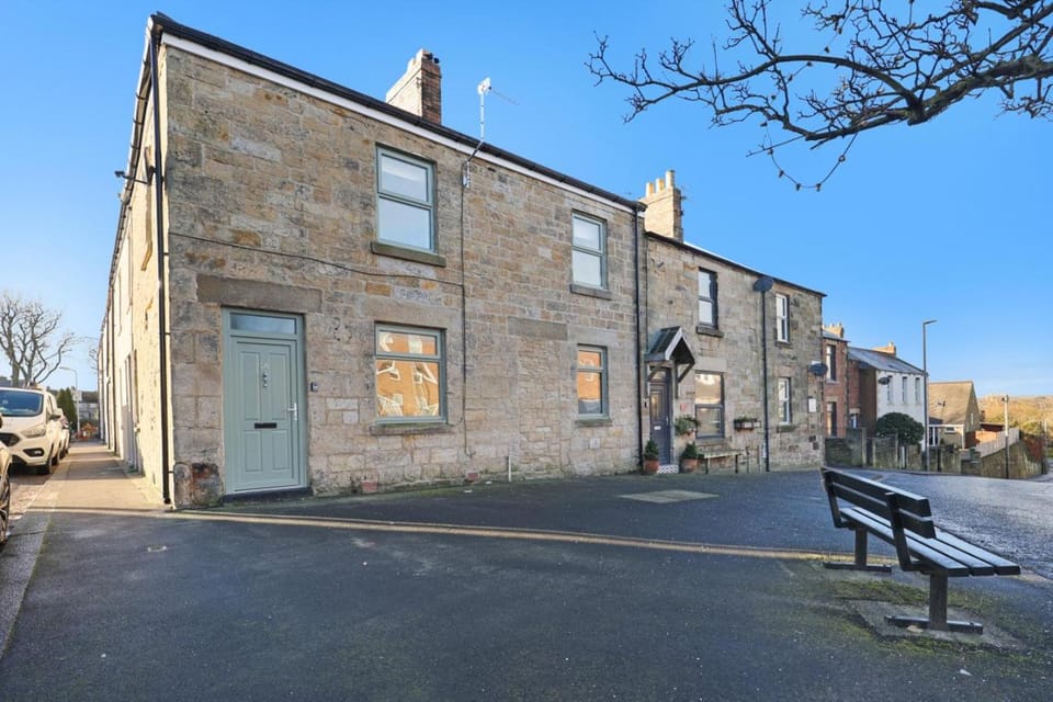 Property building, Day, Neighbourhood, Street view, Location, Parking