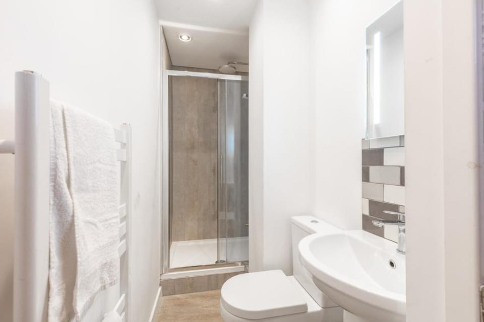 Shower, Toilet, Bathroom, towels