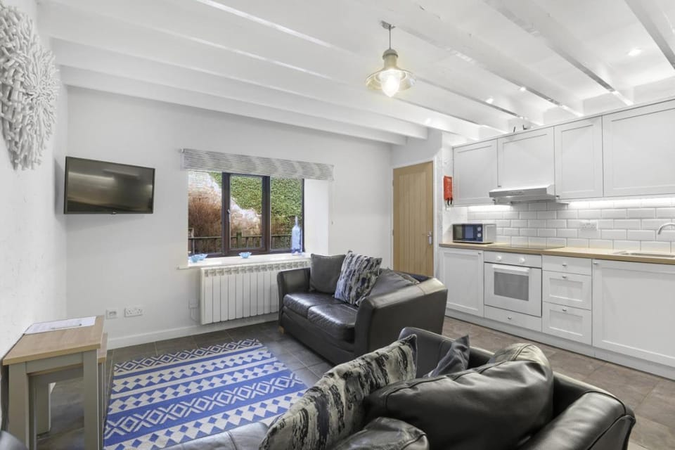 TV and multimedia, Kitchen or kitchenette, Living room, Seating area, Dining area, oven, stove