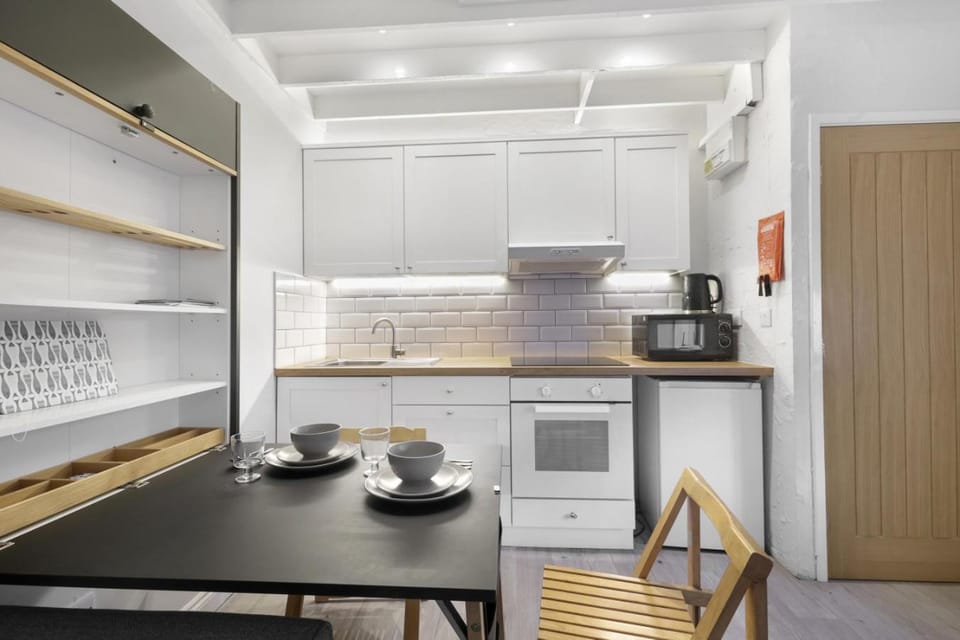 Kitchen or kitchenette, Dining area, oven, pet friendly, stove, toaster