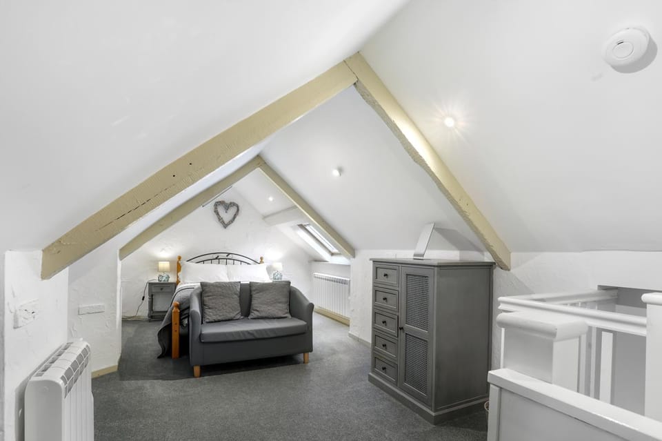 Bed, Living room, Photo of the whole room, Seating area, Bedroom