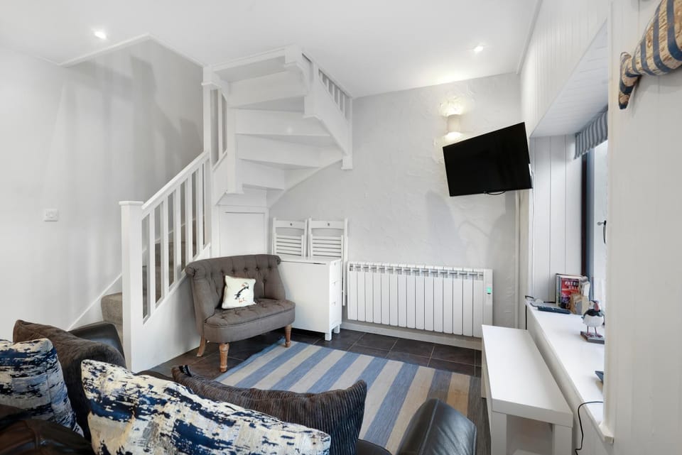 Bed, TV and multimedia, Living room, Photo of the whole room, Seating area, Bedroom, internet