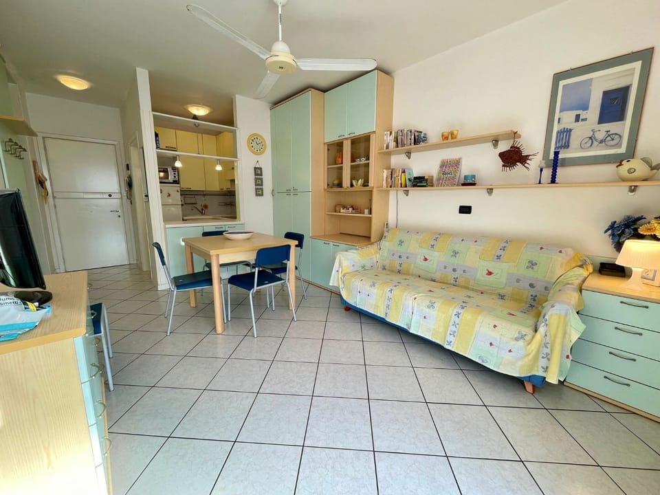 Bed, Living room, Dining area, Bedroom