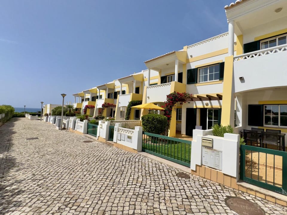 Property building, Facade/entrance, Off site