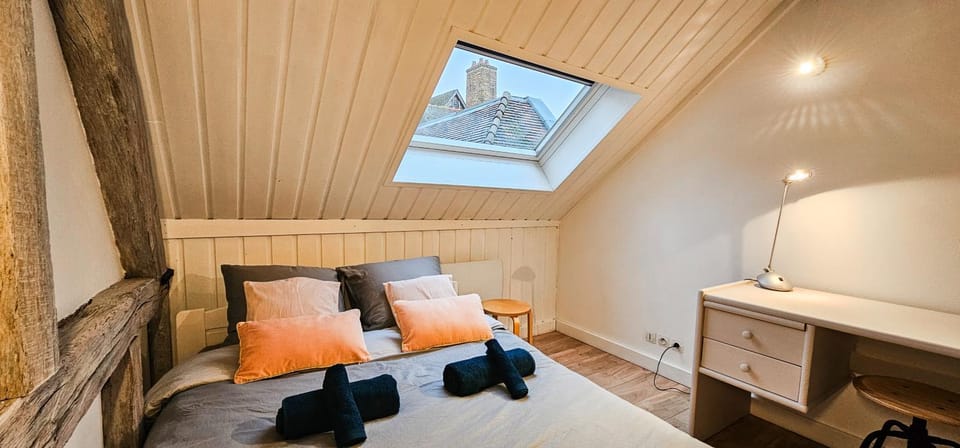 Bed, Photo of the whole room, Seating area, Bedroom, towels