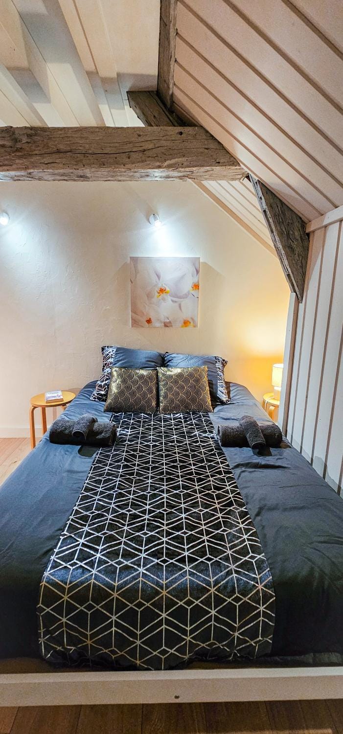 Bed, Bedroom, towels