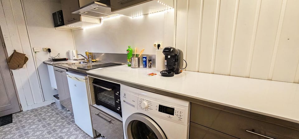 Coffee/tea facilities, Kitchen or kitchenette, oven, stove, washing machine