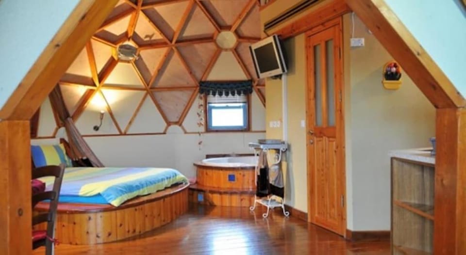 Photo of the whole room, Bedroom