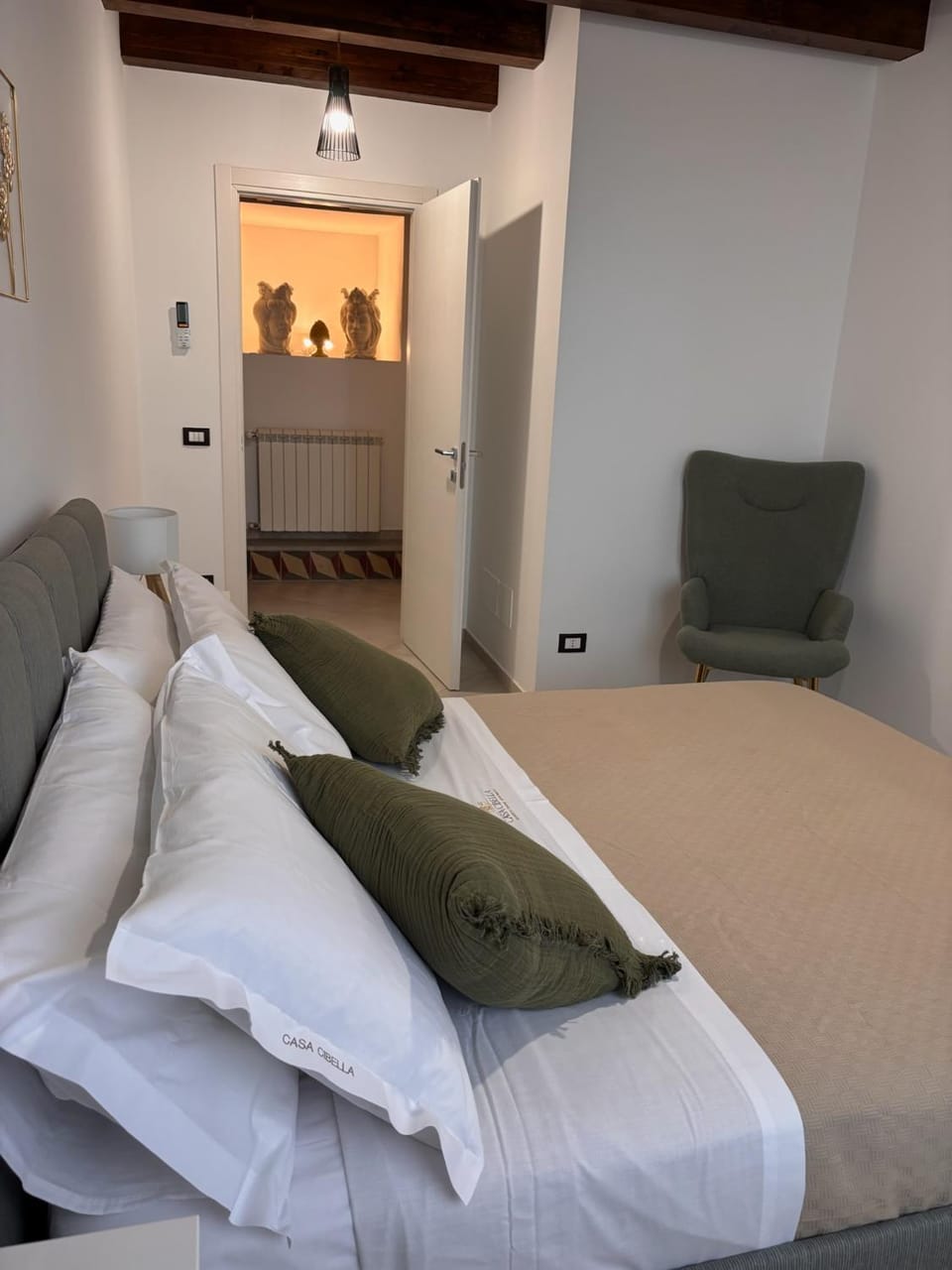 Photo of the whole room, Bedroom