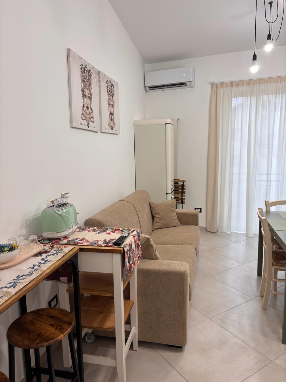 Living room, Dining area, air conditioner