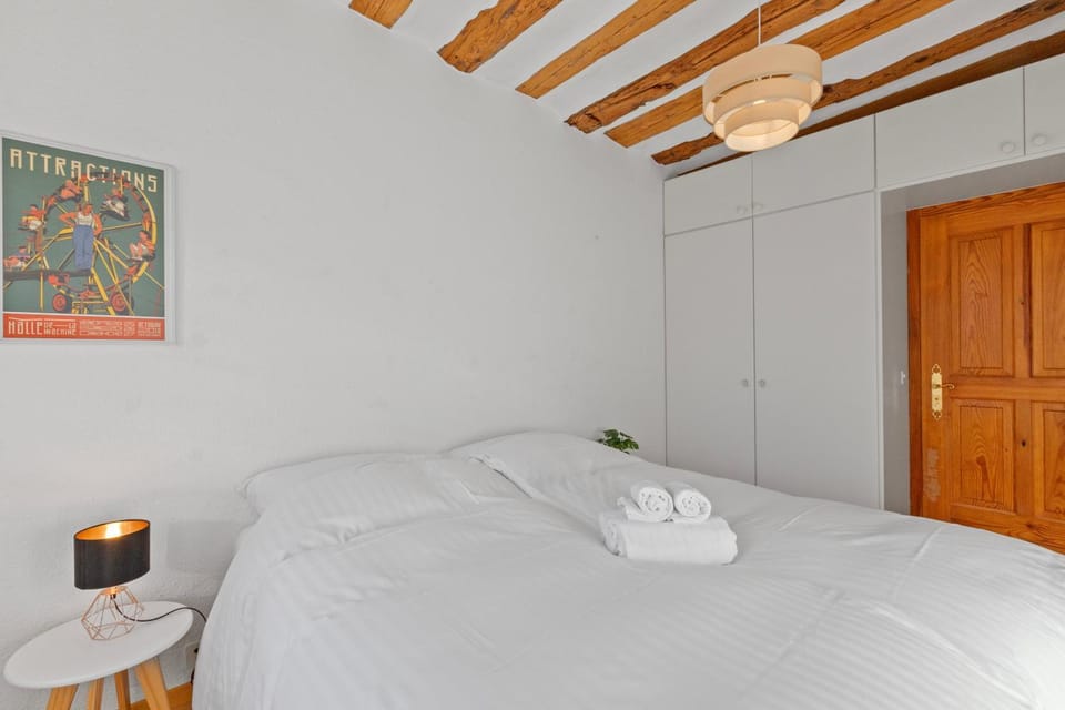 Bed, Photo of the whole room, Bedroom, towels, wardrobe