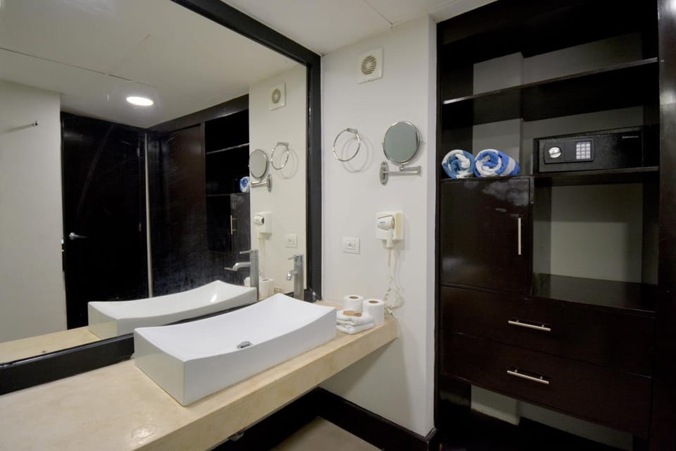 Shower, Bathroom, towels