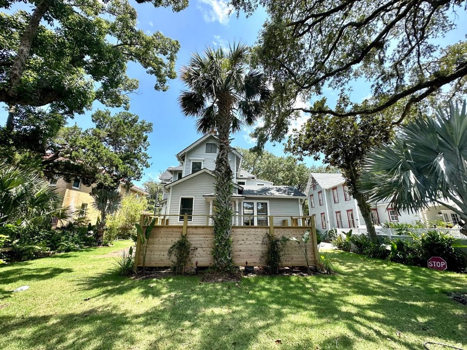 Palm Paradise - Renovated 1891 Queen Anne - Historic DT Quarter Mi Stroll - Beach only 3 Mi House in Saint Augustine