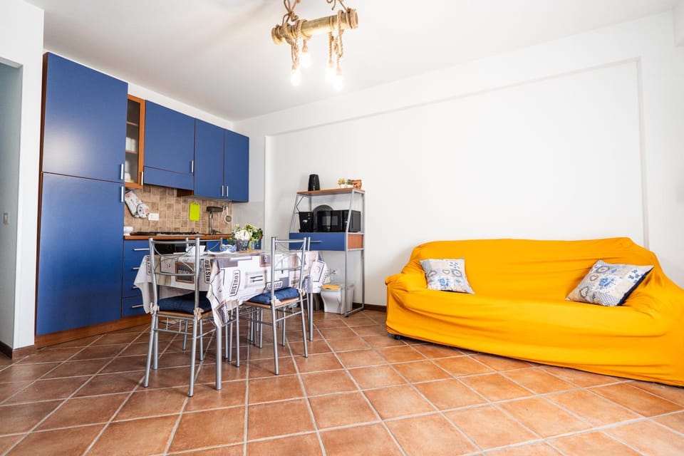 Kitchen or kitchenette, Living room, Seating area, Dining area, oven, stove
