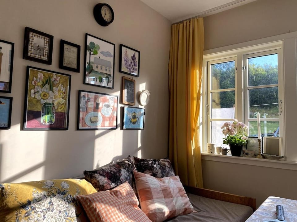 Seating area, kitchen