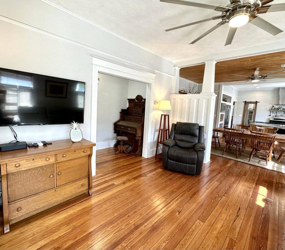 Lemon Street Retreat Renovated 1920 Craftman ,Half mile Stroll to Historic DT ,Beaches 3 mi to Vilano & 5 to St Aug House in Saint Augustine