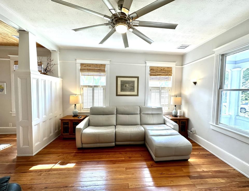 Lemon Street Retreat Renovated 1920 Craftman ,Half mile Stroll to Historic DT ,Beaches 3 mi to Vilano & 5 to St Aug House in Saint Augustine