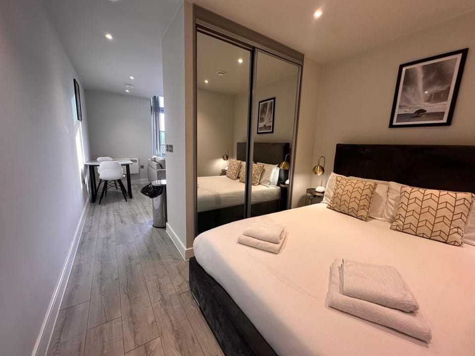Bed, Dining area, Bedroom