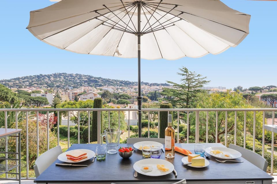 View (from property/room), Balcony/Terrace, Dining area