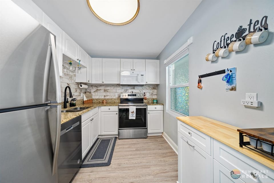 Upscale Dog Friendly and STEPS to the Beach! Spacious Modern Chic Condo! Apartment in Edgewater