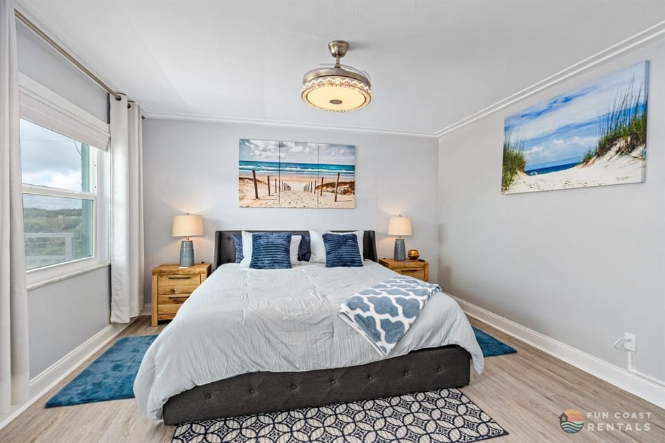 Upscale Dog Friendly and STEPS to the Beach! Spacious Modern Chic Condo! Apartment in Edgewater