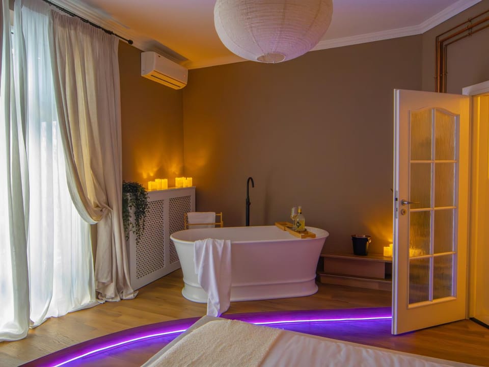 Urban Deluxe Calea Victoriei 100 Jacuzzi&Sauna&Bathtub Apartment in Bucharest