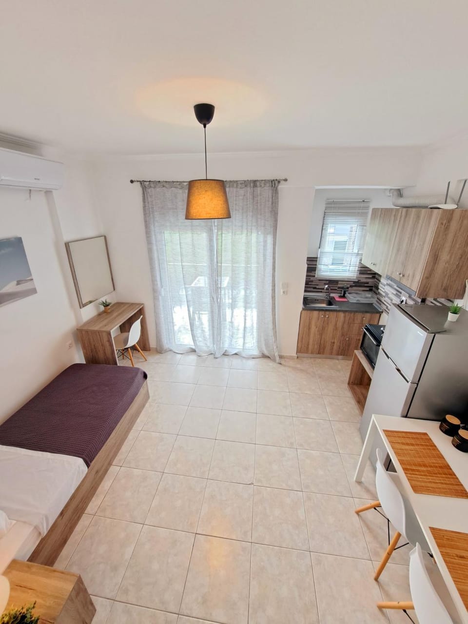 Bed, TV and multimedia, Kitchen or kitchenette, Photo of the whole room, Dining area, oven, stove