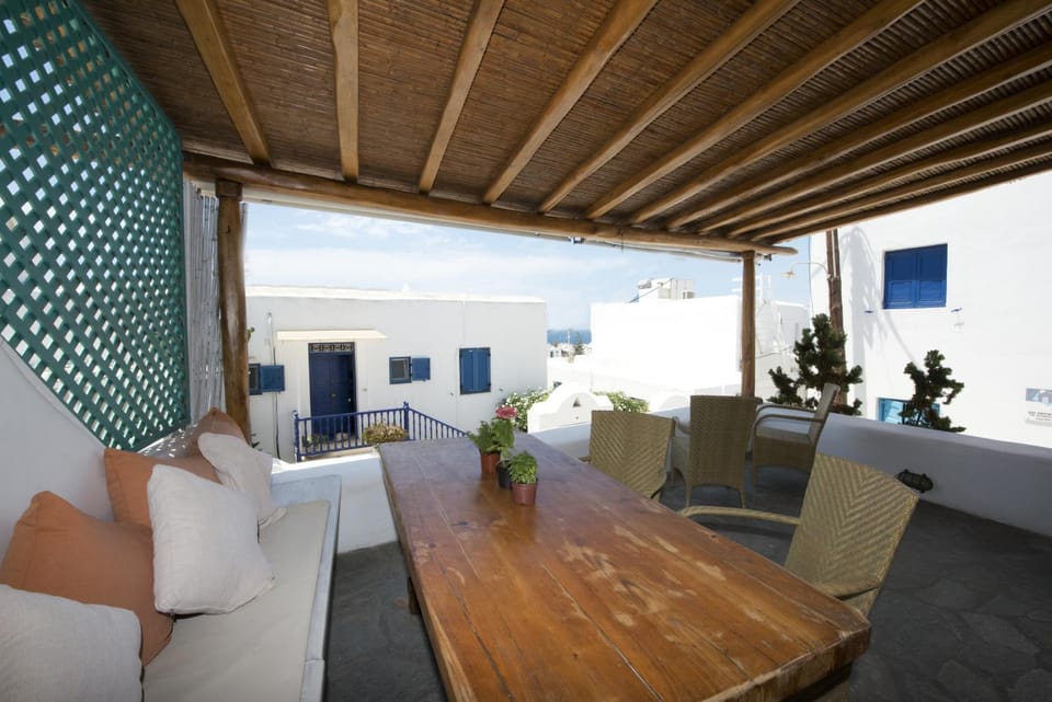 Patio, Day, Living room