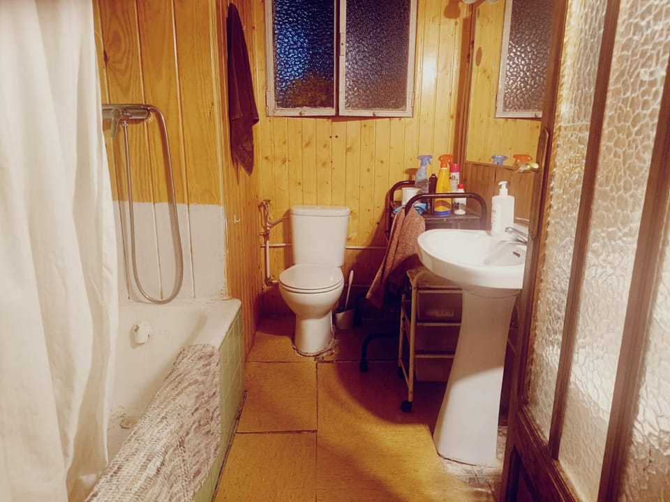habitación pequeñita con baño compartido Bed and Breakfast in Madrid