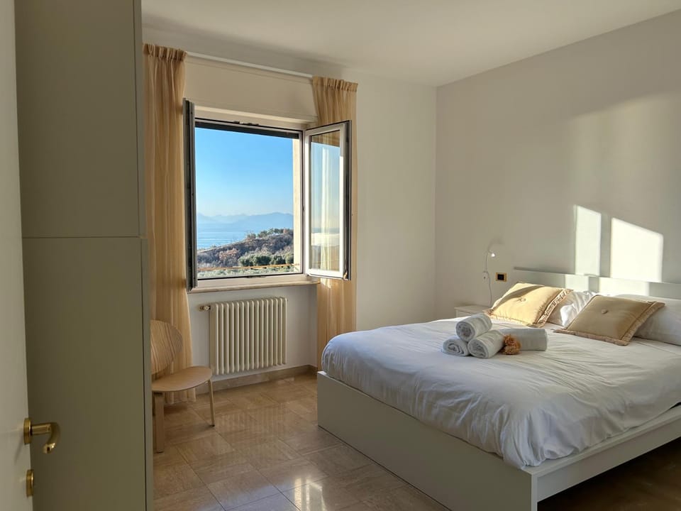 Bedroom, Lake view, Mountain view