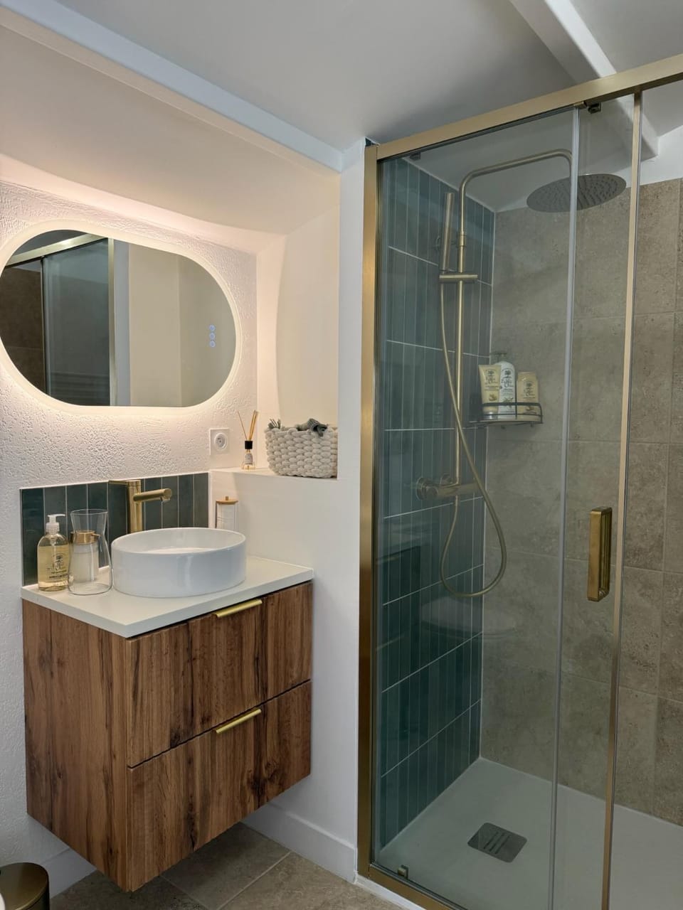 La Cabane de L'Olivier - Suite cosy avec jacuzzi & home cinéma Chalet in Arles