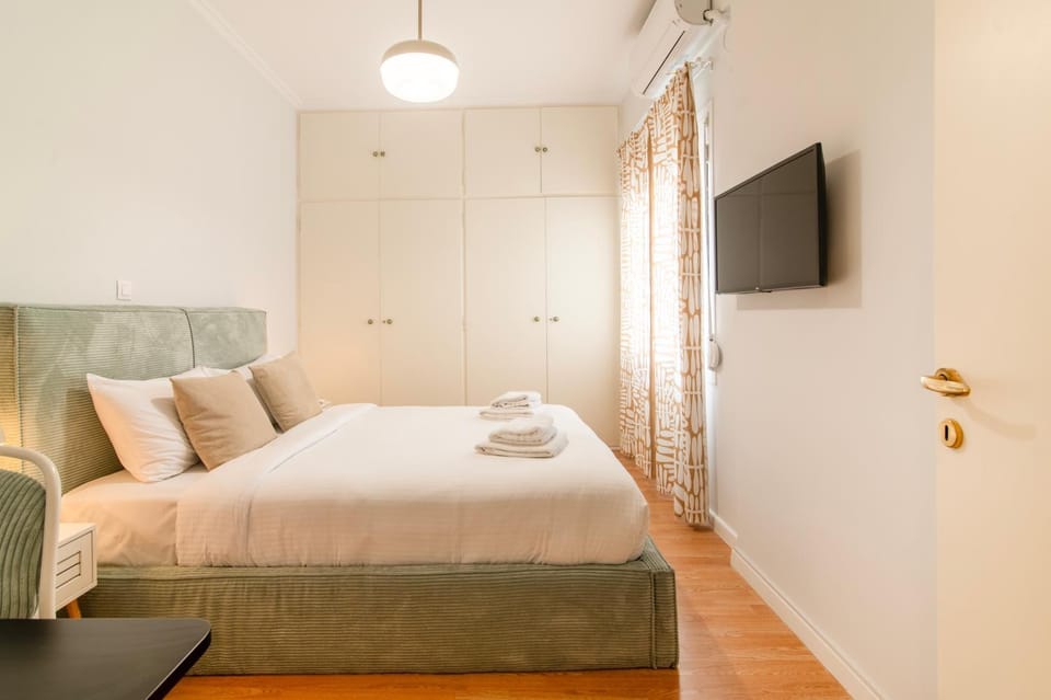 Bed, TV and multimedia, Photo of the whole room, Bedroom, towels, wardrobe