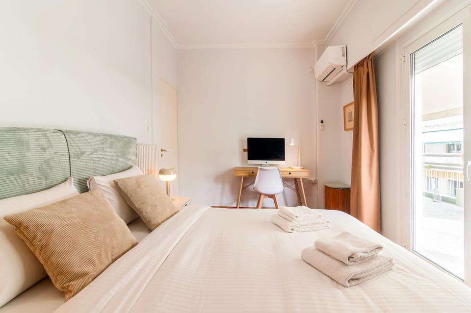 Bed, Photo of the whole room, Bedroom, Entertainment, towels, air conditioner
