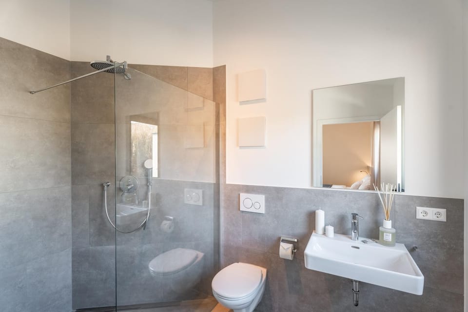 Shower, Toilet, Bathroom, towels