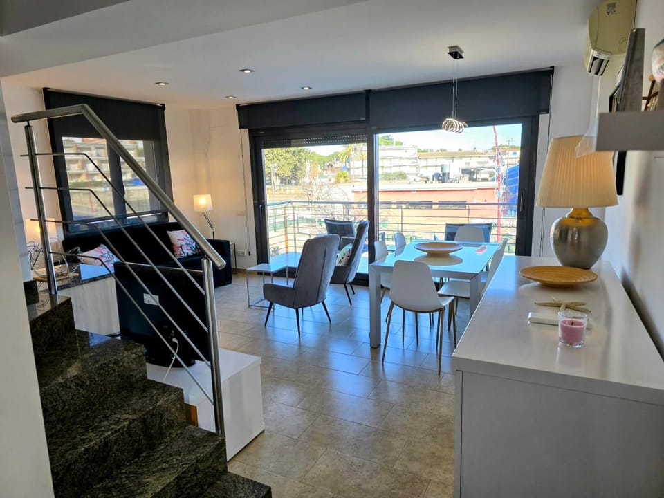 TV and multimedia, Living room, Dining area, air conditioner