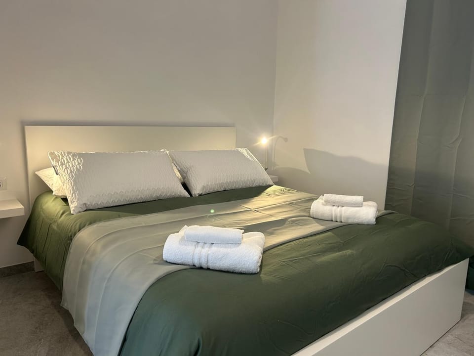 Bed, Bedroom, towels