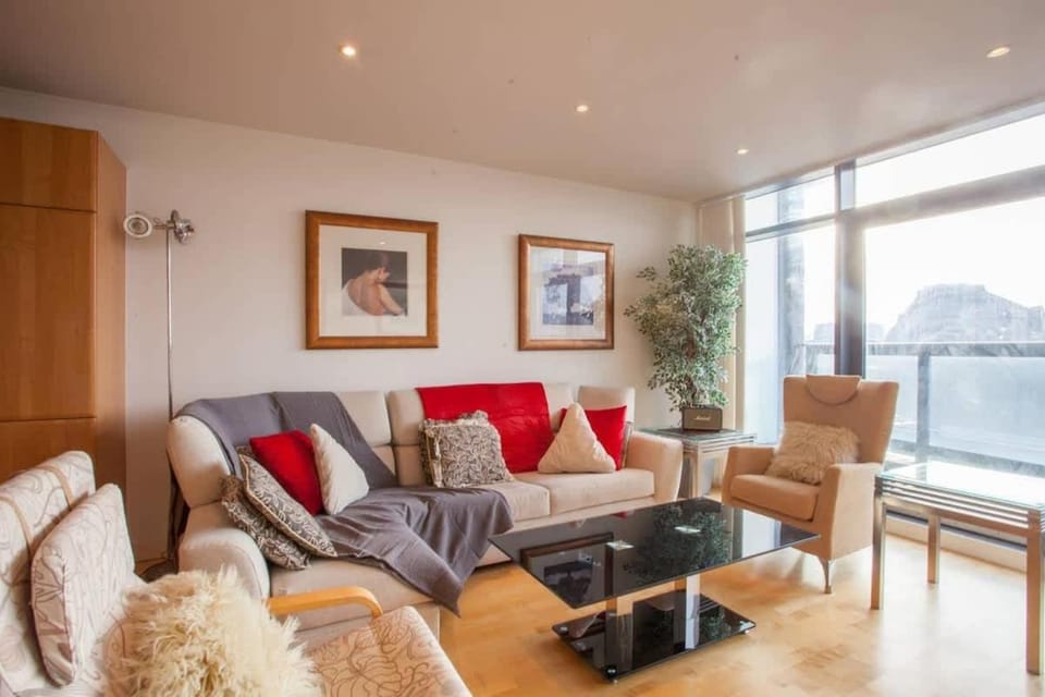 Apartment with river view next to hydro Apartment in Glasgow