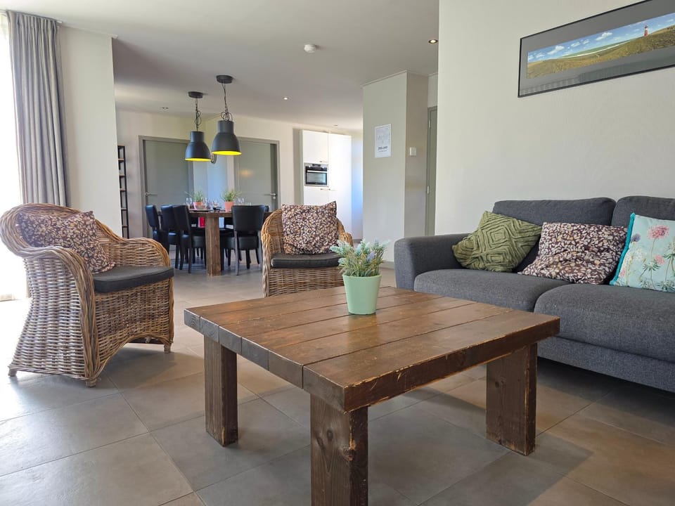 Seating area, Dining area