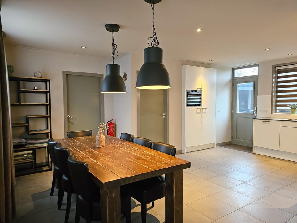 Kitchen or kitchenette, Dining area, microwave