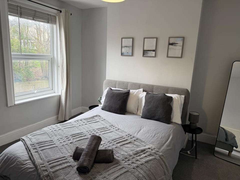 Cosy 2-Bed Home - Central Location Near Town & Train Station House in Dartford