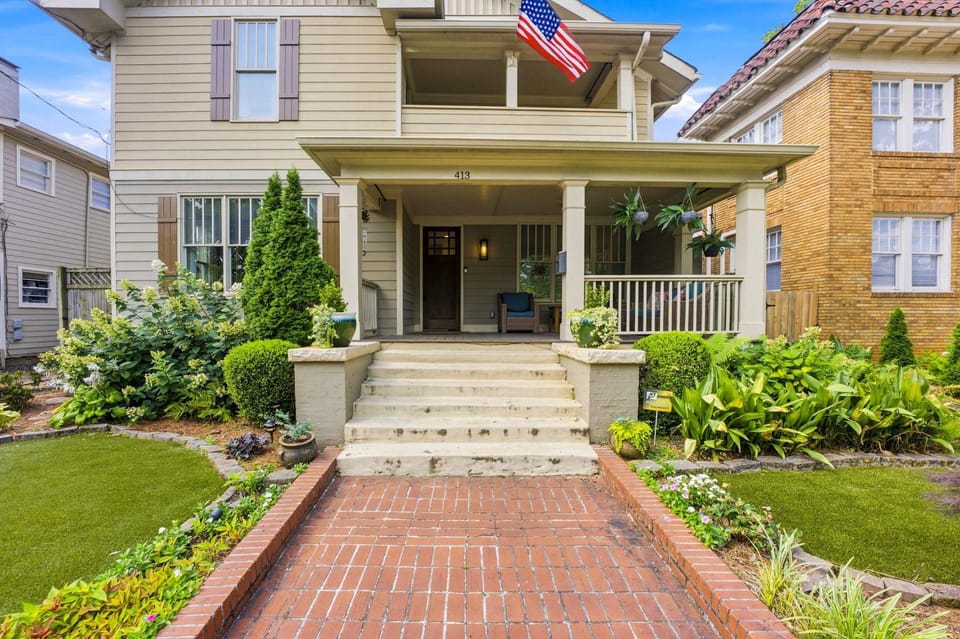 The Classy Craftsman - Beautiful Decor & Pool House in Atlanta