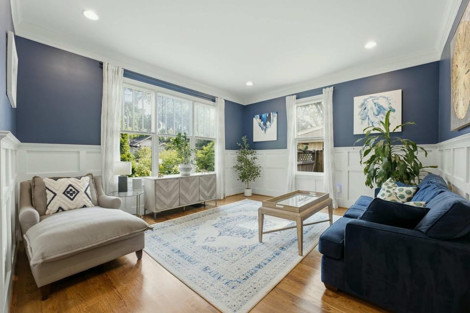 The Classy Craftsman - Beautiful Decor & Pool House in Atlanta