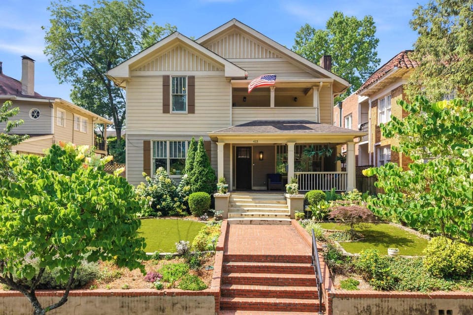 The Classy Craftsman - Beautiful Decor & Pool House in Atlanta