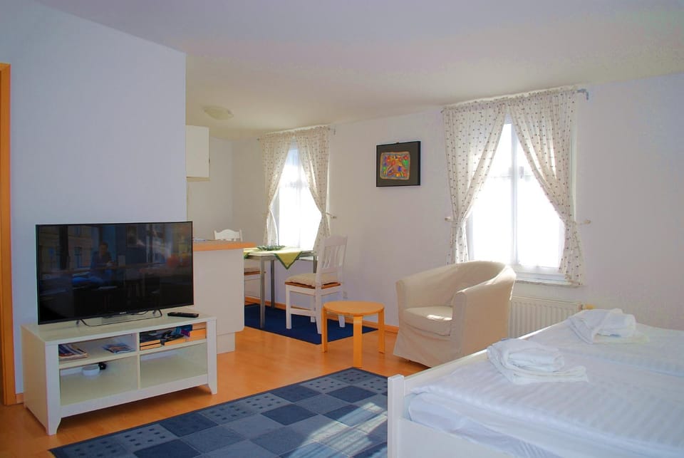 Bed, TV and multimedia, Photo of the whole room, Bedroom