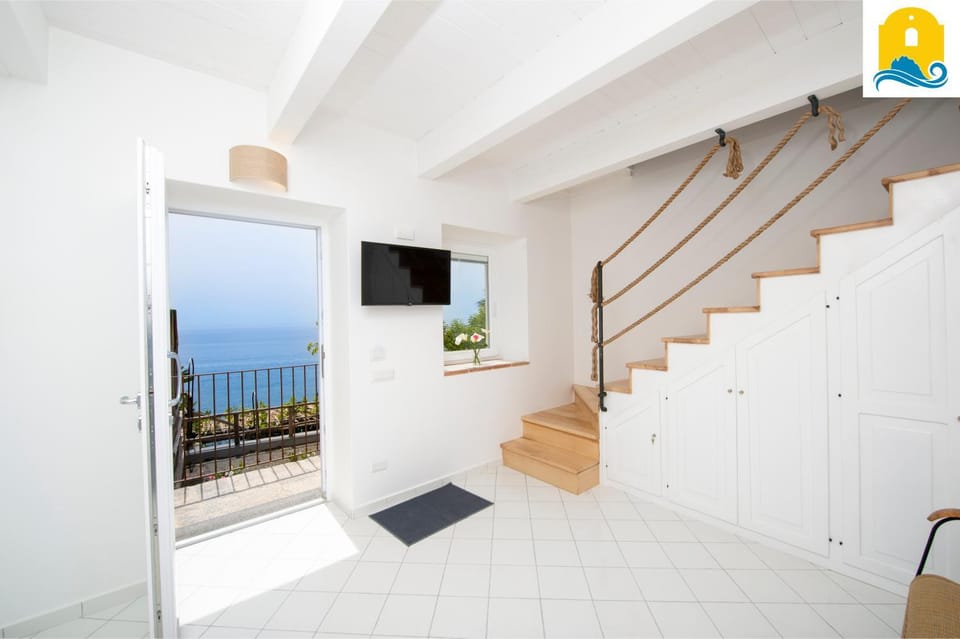 Communal lounge/ TV room, TV and multimedia, Sea view