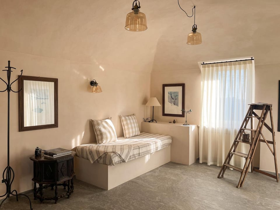 Bed, Seating area
