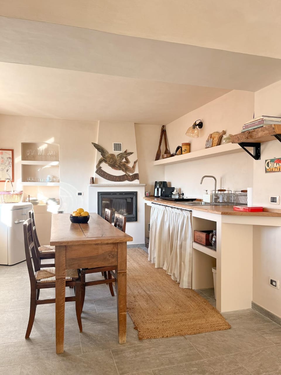 Coffee/tea facilities, dishwasher, fireplace, stove, kitchen