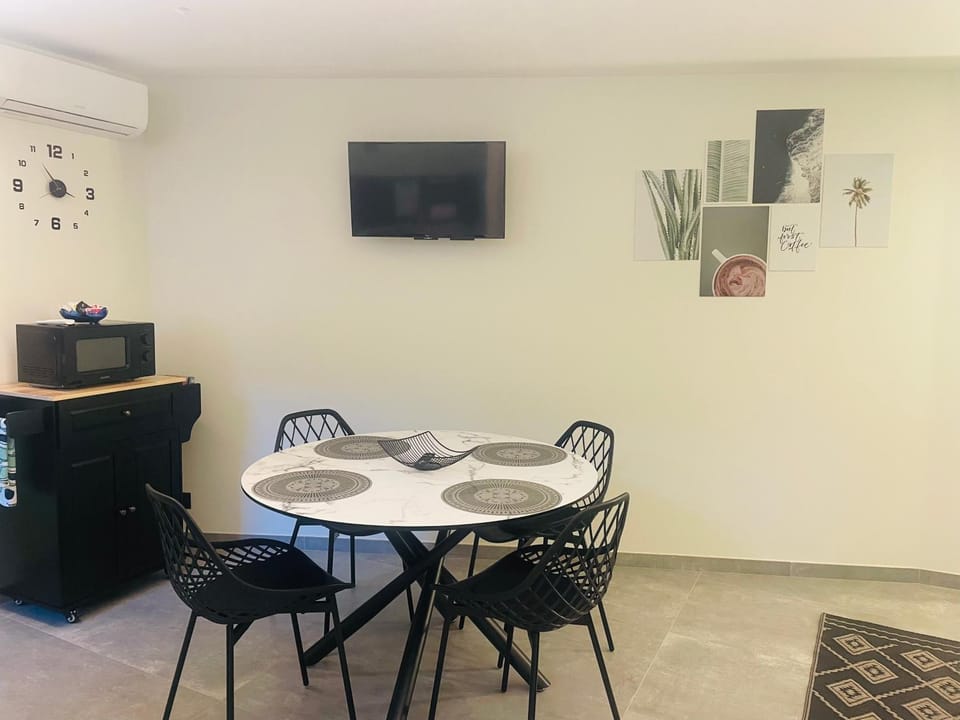 TV and multimedia, Kitchen or kitchenette, Living room, Seating area, Dining area
